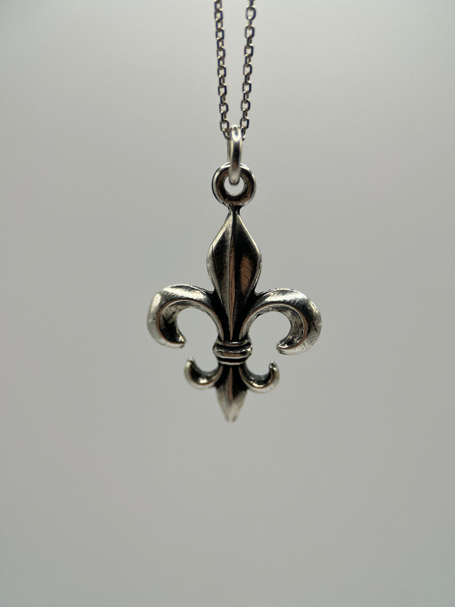 925 Oxidized Silver Fleur de Lis Pendant// 925 Sterling Silver // Silver Fleur De Lise Pendant // French Arms Pendant